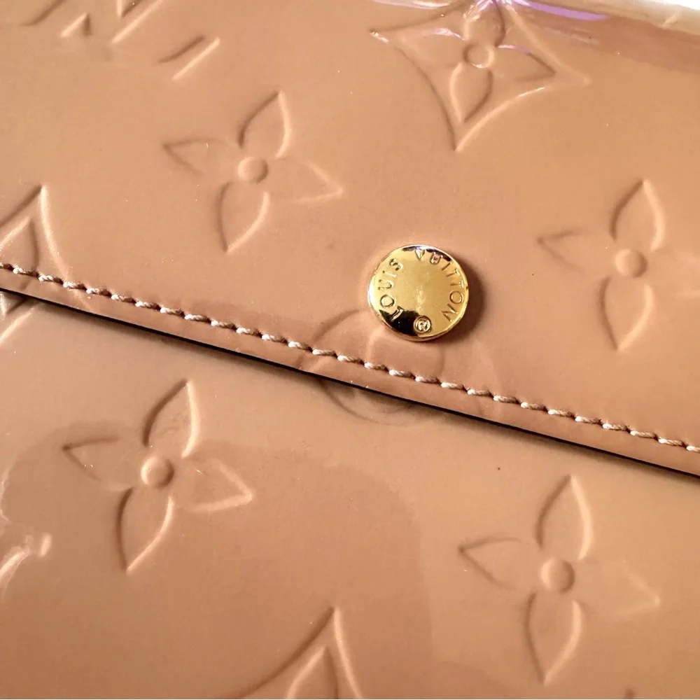๐ LOUIS VUITTON Authentic Neutral Pale Pink Patent Leather Wallet. - Picture 3 of 12
